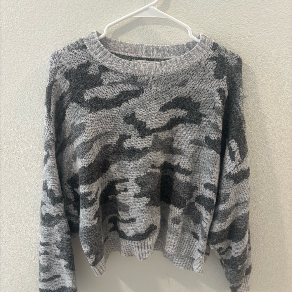 American Eagle Gray Camouflage Women's Sweater